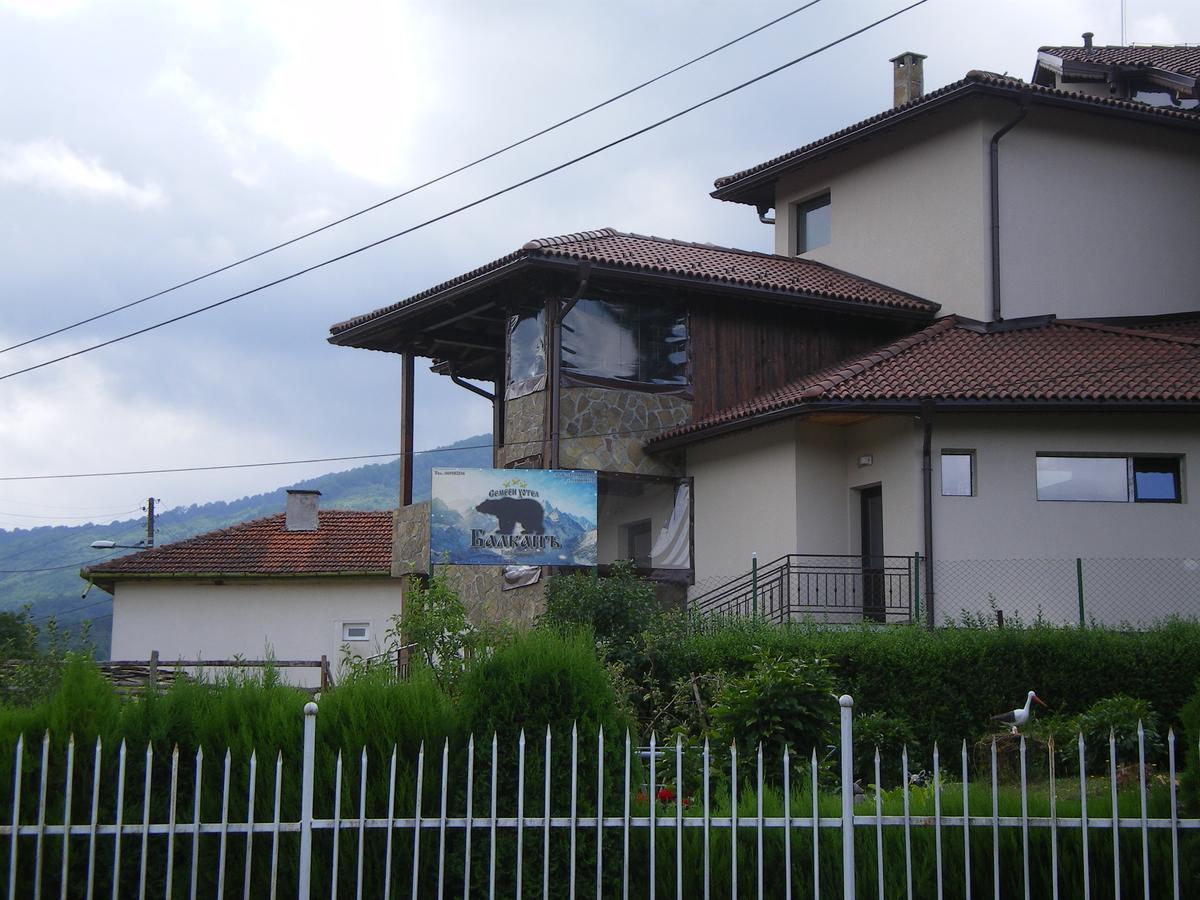 Family Hotel Balkana Apriltsi  Bagian luar foto