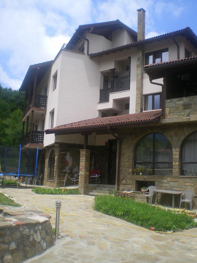 Family Hotel Balkana Apriltsi  Bagian luar foto