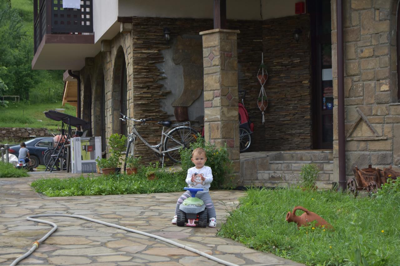 Family Hotel Balkana Apriltsi  Bagian luar foto