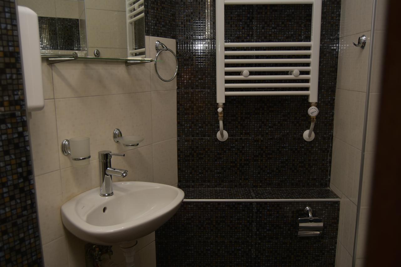 Family Hotel Balkana Apriltsi  Bagian luar foto